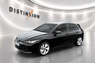 Volkswagen Golf 1.5 ETSI Evo2 noire vue 3/4 avant droit dans un showroom lumineux avec logo Distinxion.