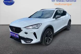 SUV CUPRA Formentor blanc en 3/4 avant droit, avec jantes alu noires et calandre marquée.