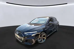 Audi A3 Sportback noire vue 3/4 avant droit en intérieur, avec jantes alliage 18'' et calandre hexagonale distinctive.