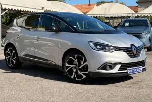 Renault Scénic IV gris platine avec toit noir, vue 3/4 avant droit, jantes noires et blanches distinctives.