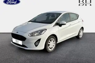Ford Fiesta 1.1 75ch Cool & Connect blanc Glacier vue 3/4 avant droit sur fond neutre.