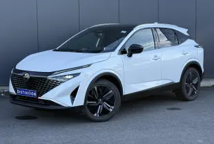 Nissan Qashqai blanc nacré en 3/4 avant droit, avec toit panoramique noir et jantes alliage noires.