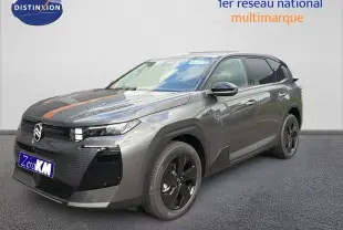 Vue 3/4 avant droit d'un Citroën C5 Aircross Hybrid gris platinium métal avec jantes noires et calandre distinctive.