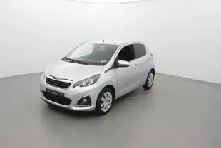 Peugeot 108 gris gallium vue 3/4 avant droit dans un studio, compacte cinq portes avec phares et calandre distinctifs.