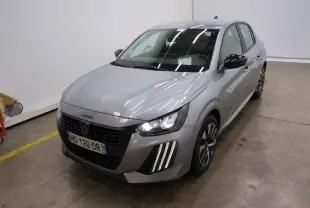 Peugeot 208 gris clair vue 3/4 avant droit avec calandre noire et feux LED allumés dans un garage.