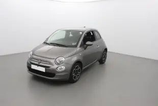 Fiat 500 gris Pompeï vue 3/4 avant droit dans un studio, mettant en valeur ses phares ronds et ses jantes stylisées.