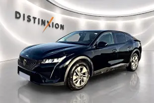Peugeot 408 Hybrid 145 allure e-dcs6 noir, vue 3/4 avant droit, jantes alu et calandre distinctive en showroom lumineux.