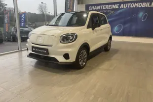 Vue 3/4 avant droite d'une Leapmotor T03 Luxury blanche électrique en showroom avec détails noirs contrastants.