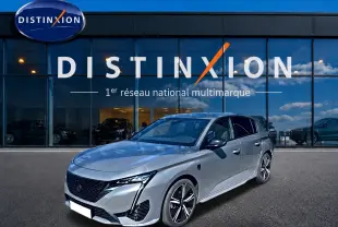 PEUGEOT 308 1.2 hybrid gris vue 3/4 avant droit, avec jantes alliage et calandre noire distinctive.