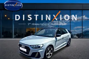 Audi A1 Sportback gris arrow avec toit noir, vue 3/4 avant mettant en valeur les jantes alu et le design S line.