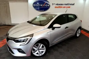 Renault Clio Business TCe 100 gris clair vue 3/4 avant droit dans un showroom avec logo Distinxion en arrière-plan
