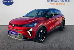 Vue 3/4 avant droit d’un Renault Captur 2025 rouge désir métal avec toit noir et jantes bicolores.