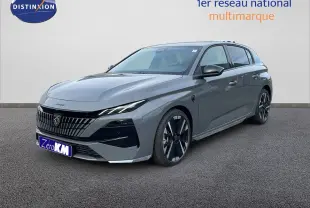 Peugeot 308 1.2 Hybrid gris selenium métal vue 3/4 avant droit avec calandre noire distinctive et jantes noires.