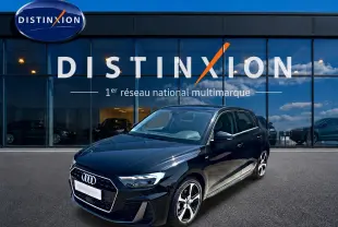 Audi A1 Sportback noir en 3/4 avant droit, avec jantes alu et calandre hexagonale distinctive S line.