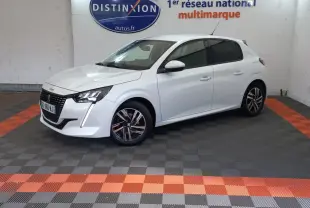 Peugeot 208 PureTech 100 blanc en 3/4 avant droit, avec phares LED et jantes alliage distinctives.