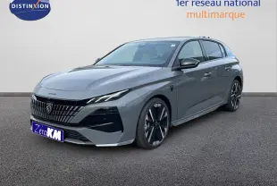Peugeot 308 gris Selenium métal en 3/4 avant droit, avec calandre noire et jantes alliage bicolores.