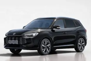Vue 3/4 avant du MG ZS 1.5 Hybrid+ 197 Luxury en Pebble Black avec toit ouvrant et jantes bi-ton.