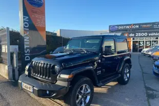 Jeep Wrangler Unlimited 2019 noir en 3/4 avant droit, avec calandre iconique et jantes alliage brillantes.