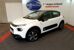 Citroën C3 blanc vue 3/4 avant droit avec toit noir et protections latérales noires en concession.