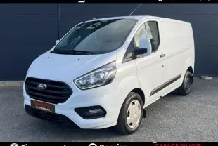 Ford Transit Custom Fourgon blanc vu en 3/4 avant droit avec calandre noire et feux LED ellipsoïdaux.