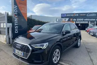 Audi Q3 2019 noir en 3/4 avant droit, mettant en valeur sa calandre hexagonale et ses phares LED distinctifs.