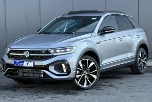 Volkswagen T-Roc gris pyrite en 3/4 avant droit avec jantes alliage 19" Misano et toit ouvrant ouvert.