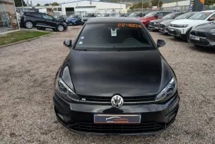 Vue avant d'une Volkswagen Golf noire 2017 version R 4Motion avec calandre et logo distinctifs sur un parking.