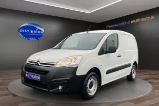 Vue 3/4 avant droite d’un Citroën Berlingo blanc 2018 avec pare-chocs noir et jantes acier simples.