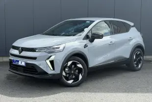 Renault Captur 2026 gris Rafale en 3/4 avant droit, avec jantes noires et détails modernes contrastés.