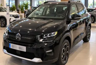 Citroën C3 ë-113 Berline Max noir métal en 3/4 avant droit, avec jantes alliage et détails noirs brillants.