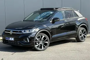 Volkswagen T-Roc noir Grenadilla en 3/4 avant droit avec jantes alliage 19" Misano et toit ouvrant ouvert.