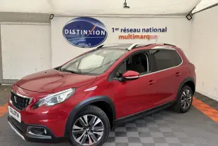 Peugeot 2008 rouge vue 3/4 avant droit, avec jantes alliage et barres de toit chromées visibles.