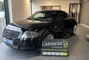Audi TT Coupé noir de 2002 vu en 3/4 avant droit, avec jantes argentées et calandre distinctive Audi.