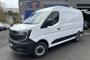 Renault Master blanc en vue 3/4 avant droit, fourgon utilitaire avec pare-chocs noir et jantes acier.