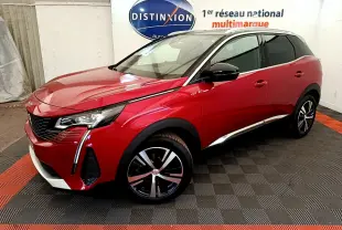 Peugeot 3008 GT rouge vue 3/4 avant droit en intérieur, avec jantes alliage et toit noir contrasté.