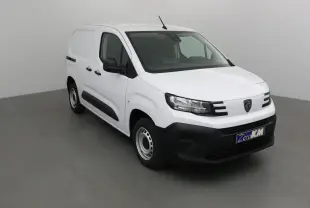 Peugeot Partner blanc en vue 3/4 avant droit, utilitaire compact avec boucliers noirs et jantes acier simples.