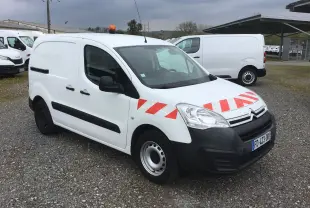 Vue 3/4 avant d’un Citroën Berlingo blanc avec bandes rouges diagonales sur le capot et gyrophare orange sur le toit.