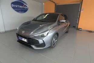 Vue 3/4 avant d'une MG3 1.5L Hybrid+ 195ch Luxury en gris métallisé Hampstead, avec jantes distinctives et calandre noire.