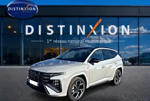 Hyundai Tucson 2026 gris shadow en 3/4 avant droit, avec calandre noire et jantes alu distinctives.