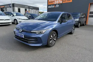 Volkswagen Golf 2024 bleu anémone métallisé vue 3/4 avant droit avec jantes alliage et vitres surteintées.