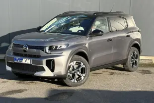 Citroën C3 Aircross Hybrid gris Mercury vue 3/4 avant avec toit noir et jantes alliage 17 pouces.