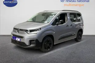 Vue 3/4 avant droite d'un Citroën Berlingo gris Artense métal avec jantes noires et calandre moderne.