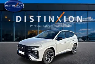 Hyundai Tucson gris shadow en 3/4 avant droit, avec calandre noire et jantes alliage distinctives.