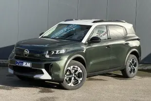 Vue 3/4 avant du Citroën C3 Aircross 2025 vert Montana avec toit blanc et jantes alliage 17 pouces Aragonite.