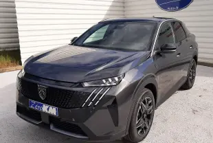Peugeot 3008 gris titane en 3/4 avant droit, avec calandre noire et feux LED à griffes distinctifs.