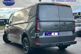 Vue 3/4 arrière droite d’un Volkswagen Transporter FGN Procab gris 2025 avec portes arrière fermées et attelage visible.