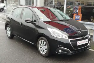Peugeot 208 noire vue en 3/4 avant droit, avec jantes argentées et calandre chromée brillante.