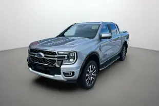 Ford Ranger 3.0 V6 gris iconic en 3/4 avant droit, avec calandre noire et jantes alu 20 pouces visibles.