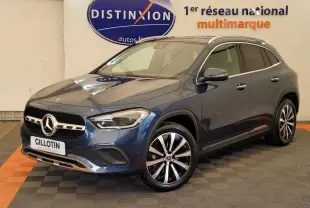 Mercedes GLA 200 D Business Line bleu, vue 3/4 avant droit, jantes alliage et calandre étoile visible en showroom