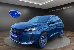 Peugeot 3008 Bleu Célèbes en 3/4 avant droit, avec calandre noire et feux LED allumés dans un showroom.